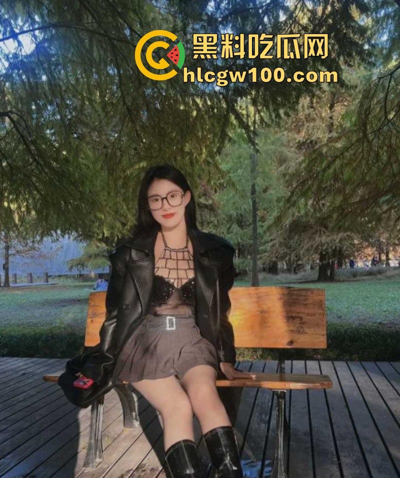 快手 75W粉主播【丸子长不大哦】大尺度裸舞自慰 穿着黑丝展示美腿美足和巨乳!-3