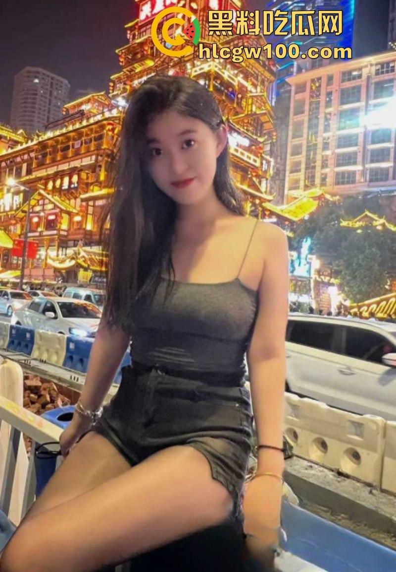 快手 75W粉主播【丸子长不大哦】大尺度裸舞自慰 穿着黑丝展示美腿美足和巨乳!-8