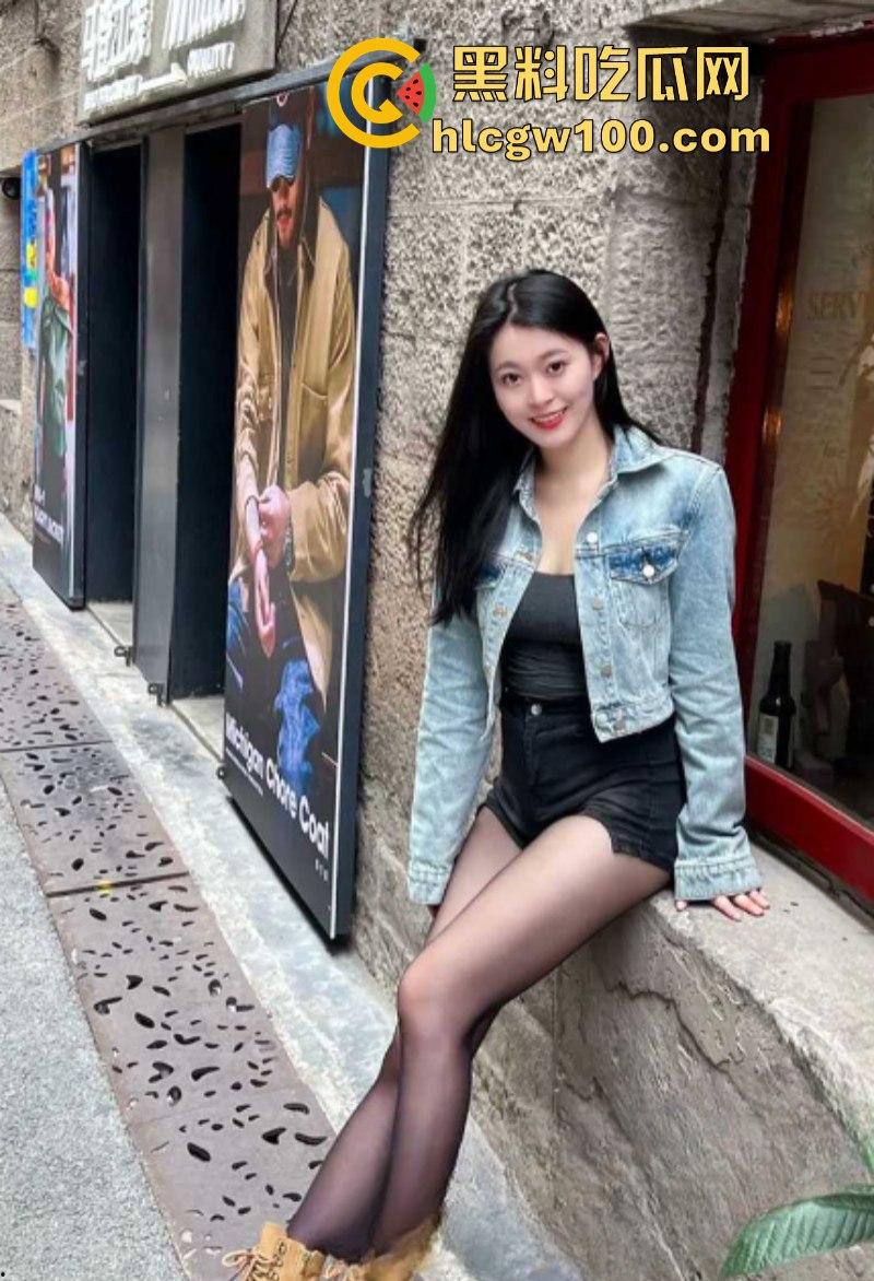 快手 75W粉主播【丸子长不大哦】大尺度裸舞自慰 穿着黑丝展示美腿美足和巨乳!-9