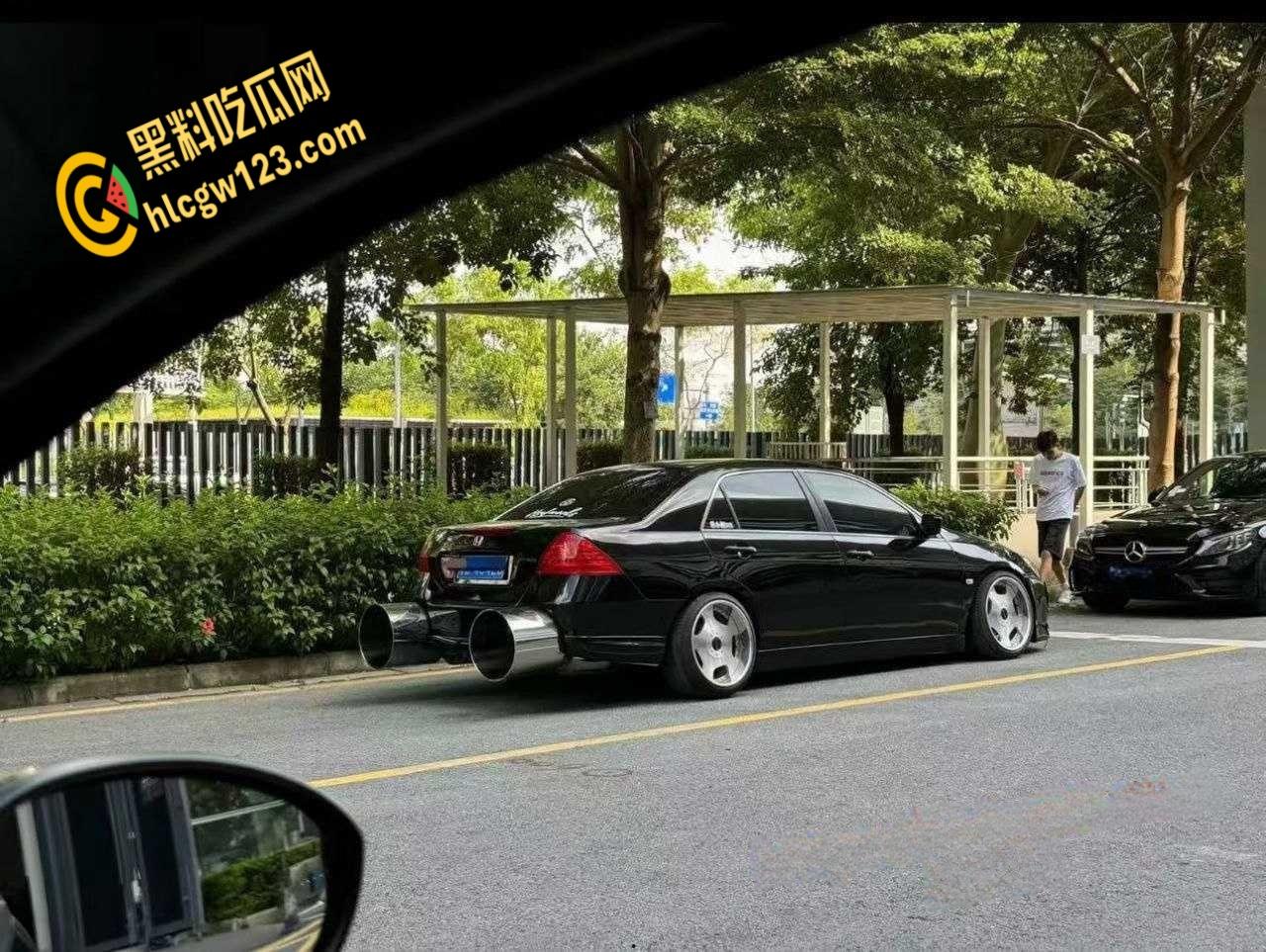 广东汕头一改装车上路被警察叔叔拖走,路人直呼这多大排量,排气管能塞进两个头!-2