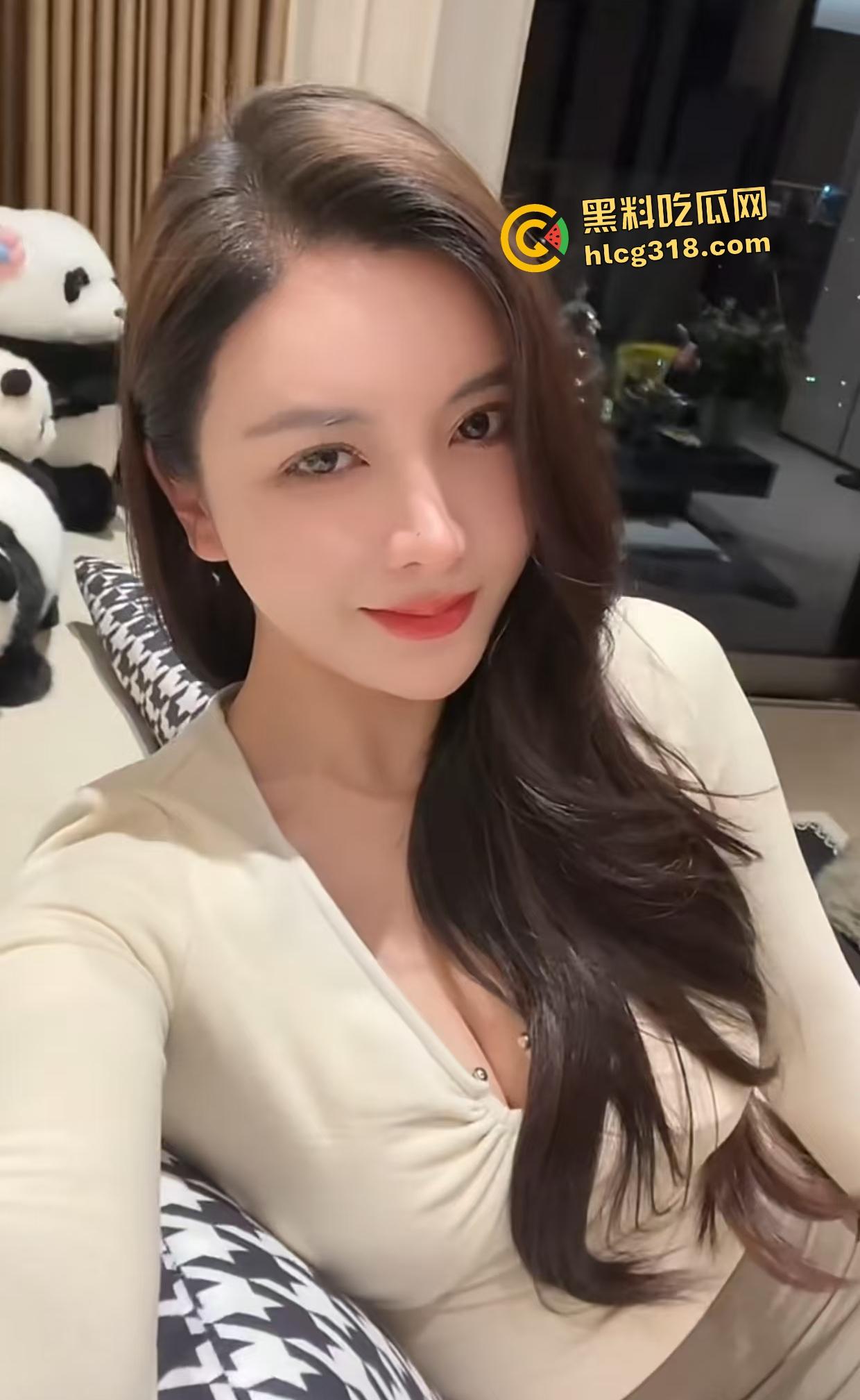 饥渴少妇吃鸡巴如“奥拉夫”开大！女上位腰臀合力狂扭鸡巴，爽到男的喔喔叫！-3