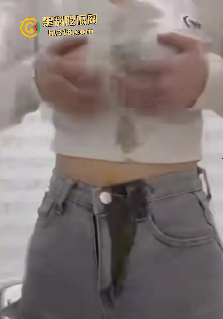 大奶女仗着自己奶子大用巨乳夹鸡蛋,夹扁的鸡蛋汁液直接从奶子里流出来,浪费粮食引发公愤!-3