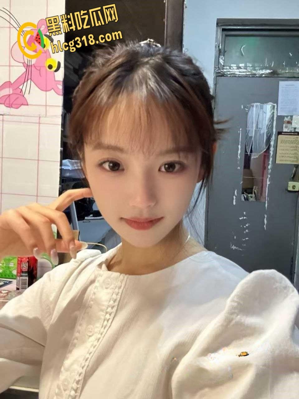 南京工业大学【王诗瑶】,白丝开裆裤当狗溜,跪在地上吃着大屌还比耶!-1