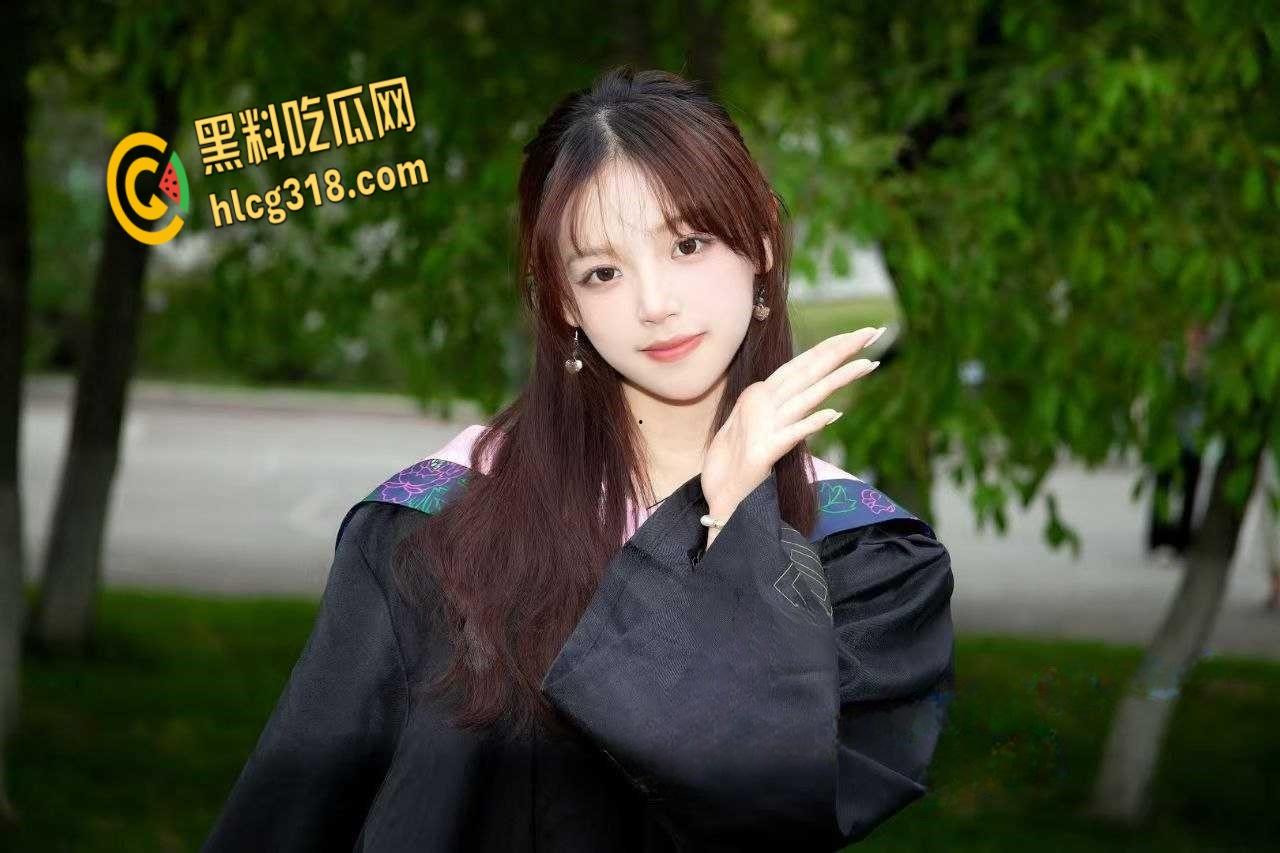 南京工业大学【王诗瑶】,白丝开裆裤当狗溜,跪在地上吃着大屌还比耶!-4