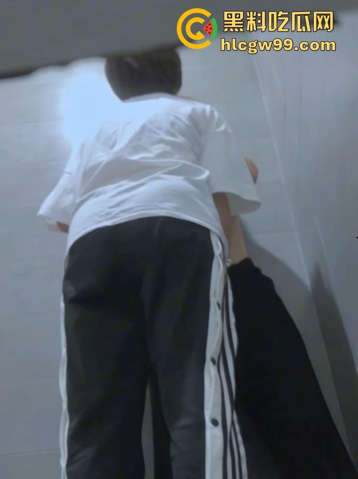 大学厕所女同打野炮被偷拍!小T疯狂舔奶手指扣穴 最后还假装后入撞击 没鸡巴是真憋屈啊!-4