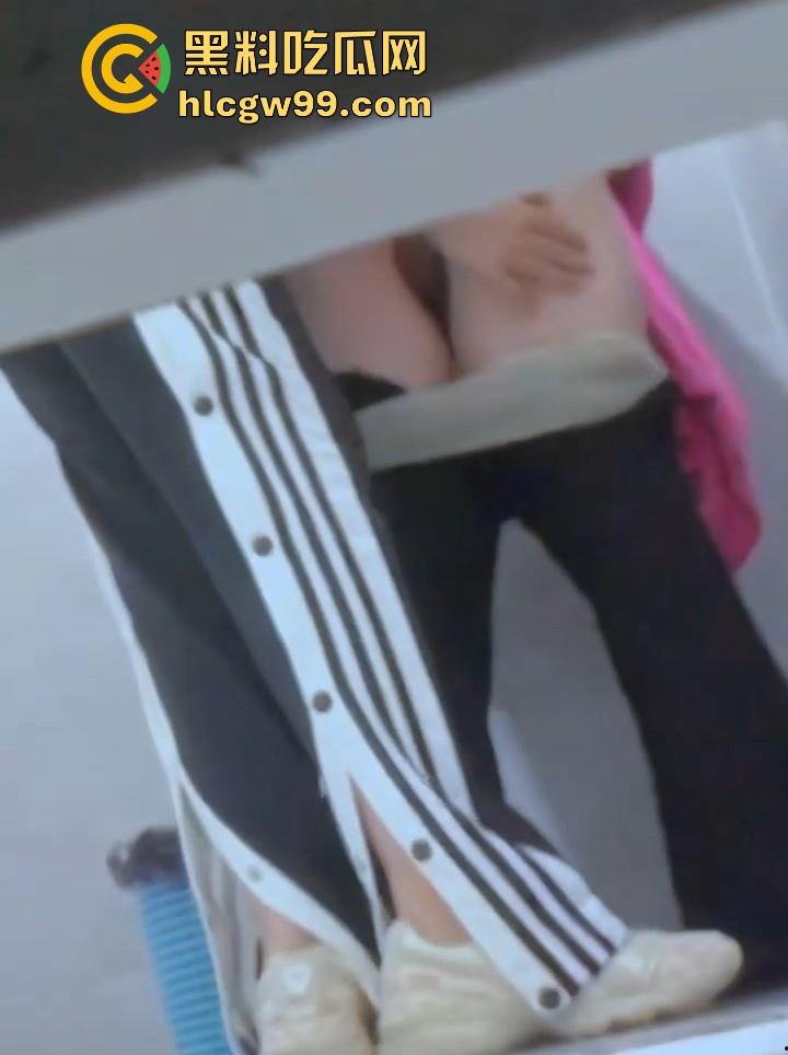 大学厕所女同打野炮被偷拍!小T疯狂舔奶手指扣穴 最后还假装后入撞击 没鸡巴是真憋屈啊!-5