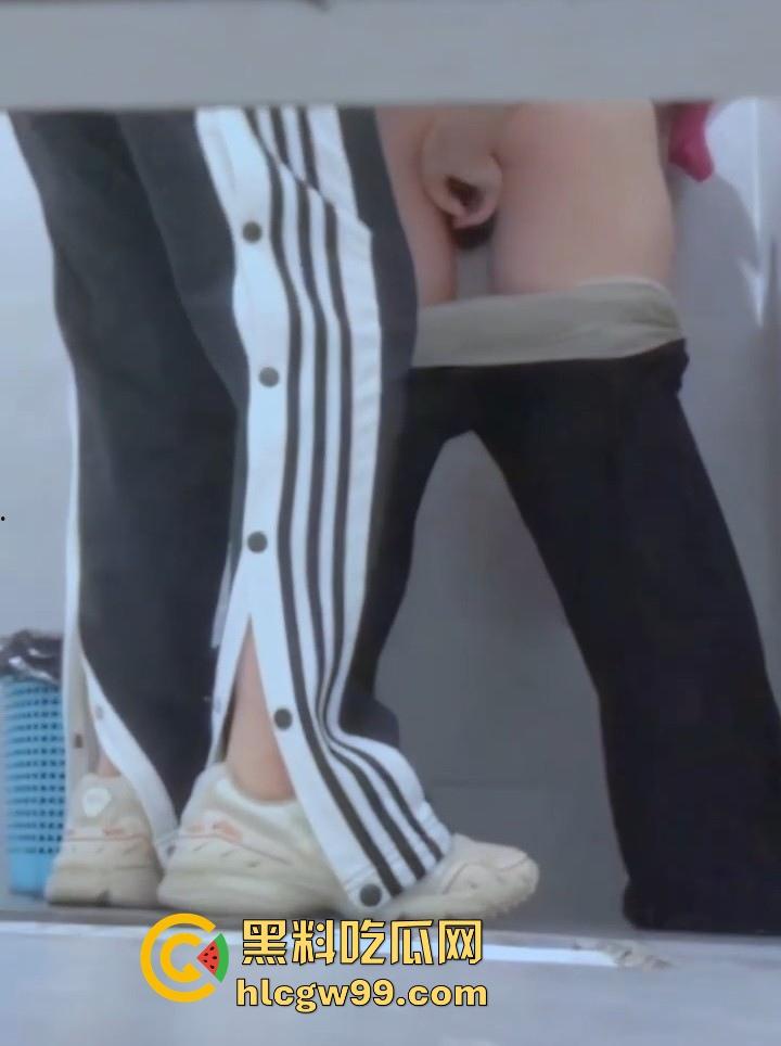 大学厕所女同打野炮被偷拍!小T疯狂舔奶手指扣穴 最后还假装后入撞击 没鸡巴是真憋屈啊!-7