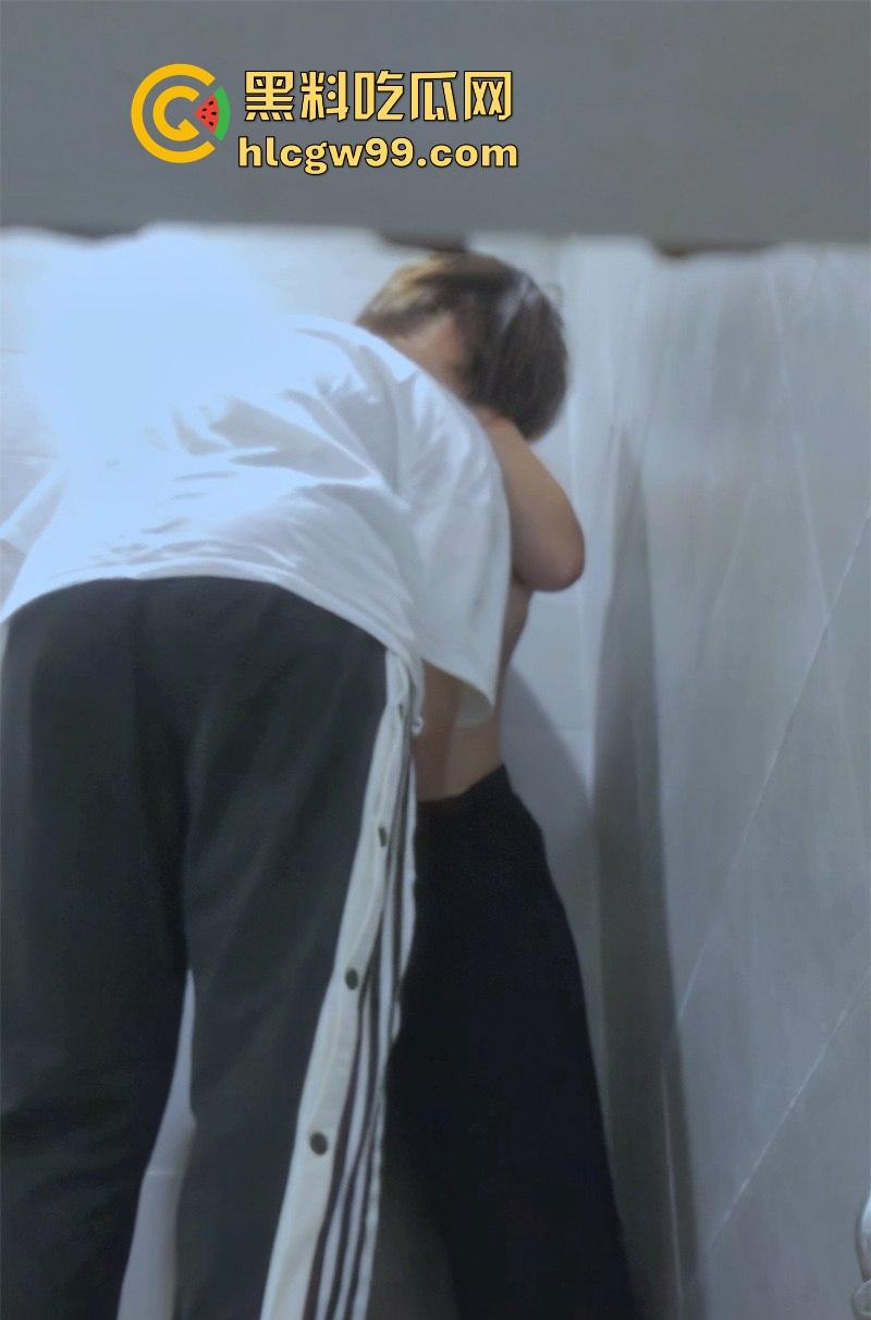 大学厕所女同打野炮被偷拍!小T疯狂舔奶手指扣穴 最后还假装后入撞击 没鸡巴是真憋屈啊!-9