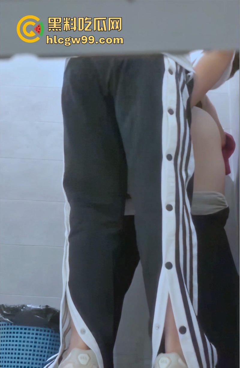 大学厕所女同打野炮被偷拍!小T疯狂舔奶手指扣穴 最后还假装后入撞击 没鸡巴是真憋屈啊!-11