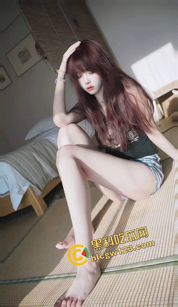 茅台灌骚逼河北04嫩妹『赵雪儿』骚到爆表骚逼滴蜡,3p轮奸撑开扩阴器灌满精液混合着茅台酒!-4