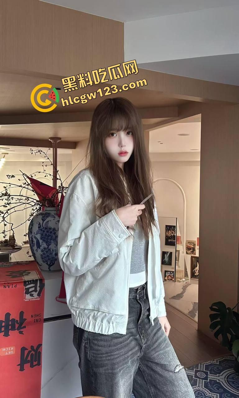 茅台灌骚逼河北04嫩妹『赵雪儿』骚到爆表骚逼滴蜡,3p轮奸撑开扩阴器灌满精液混合着茅台酒!-6