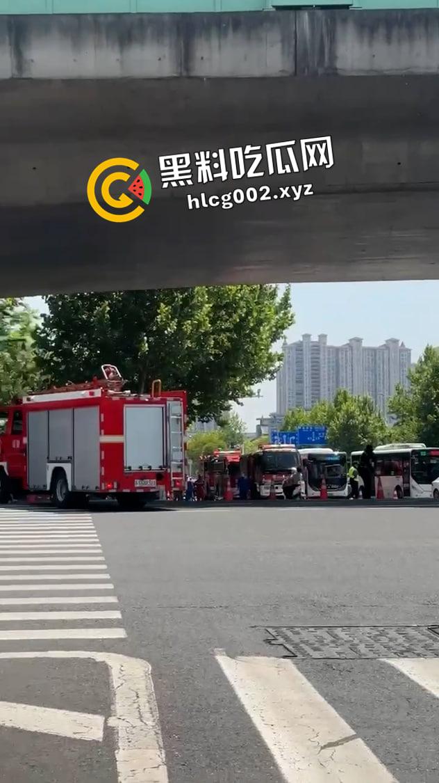江苏南通渣土车撞翻装满春游学生的校车 死伤无数 一地尸体碎片 现场血腥视频流出-7