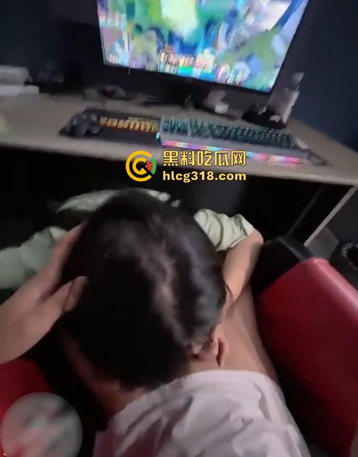 海角大神【会喷水的亲姐姐】最新力作！电竞酒店玩游戏，边玩游戏姐姐边给我口，直接内射继续游戏！-5