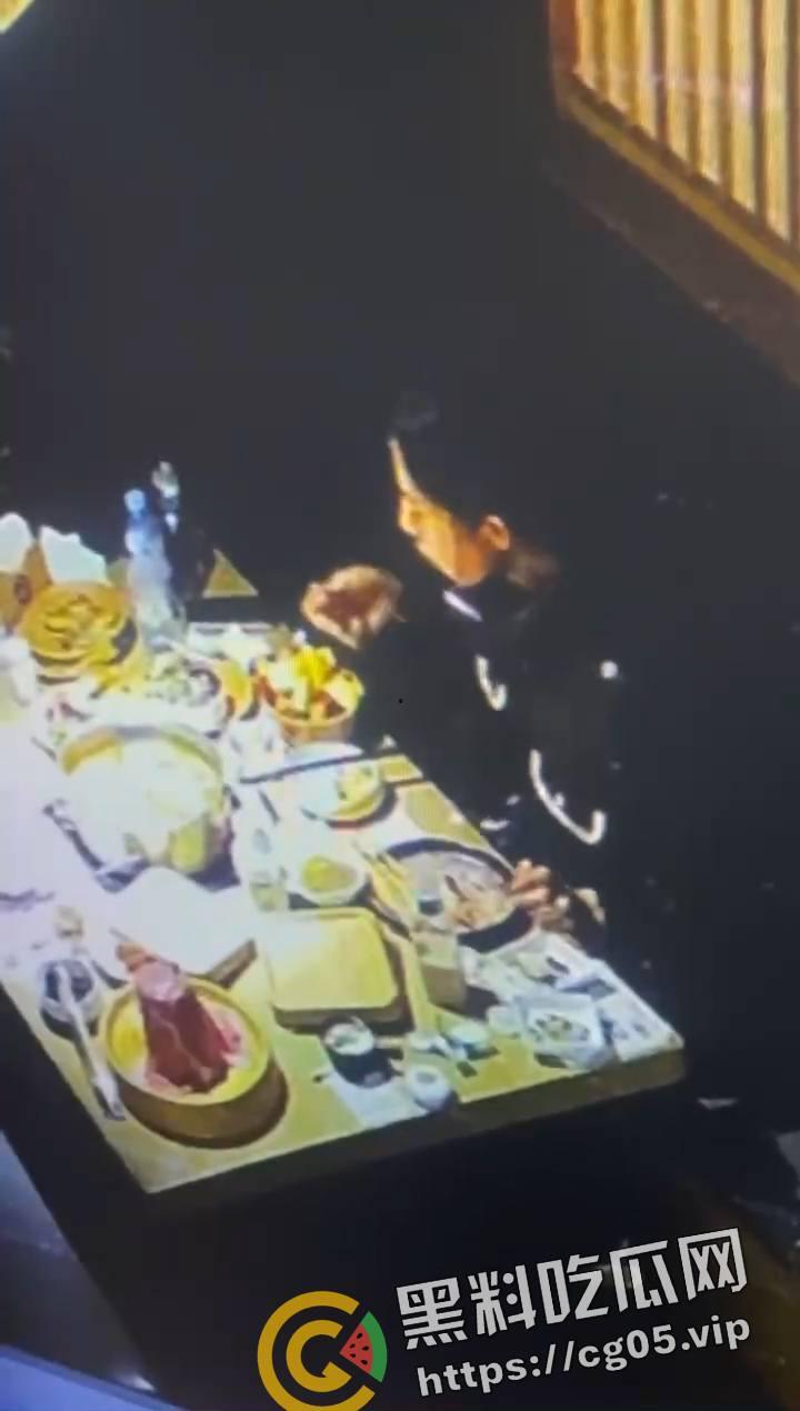 逼毛仙人！山东潍坊饭店内女子拔逼毛敲诈店家 被店家把监控发到网上  直接社死了-7