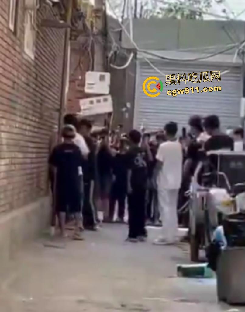 河北廊坊霸州胜芳镇,未成年围殴白衣受害者!小霸王拳脚如雨点狂砸,围观群众起哄拍摄嘲讽“奖励你的”!-2