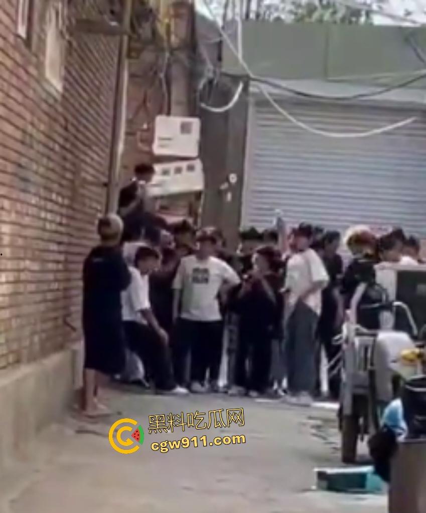 河北廊坊霸州胜芳镇,未成年围殴白衣受害者!小霸王拳脚如雨点狂砸,围观群众起哄拍摄嘲讽“奖励你的”!-8