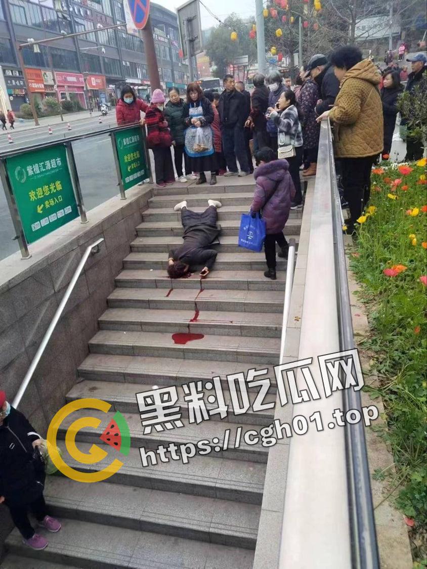 成都地铁女低头看手机不看路在楼梯栽下摔死 脑袋摔开瓢了 现场血腥画面流出-1