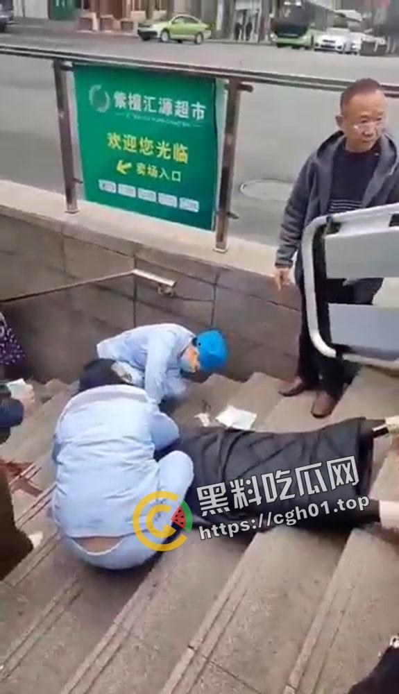 成都地铁女低头看手机不看路在楼梯栽下摔死 脑袋摔开瓢了 现场血腥画面流出-4