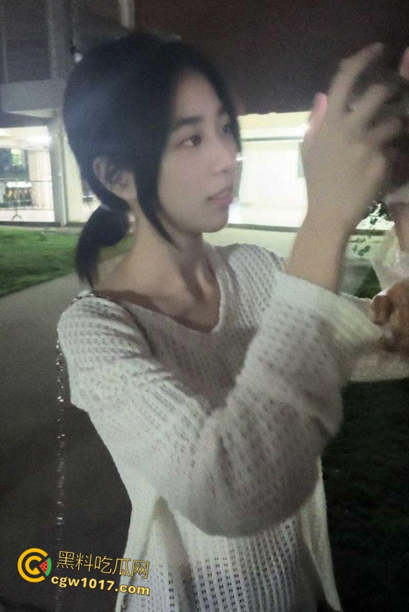 高颜值反差舞蹈生，难以抵抗金钱诱惑成为金主性奴，胯下侍奉爆筋肉棒，害羞的说只允许拍这一次，口技十分了得 ！-4