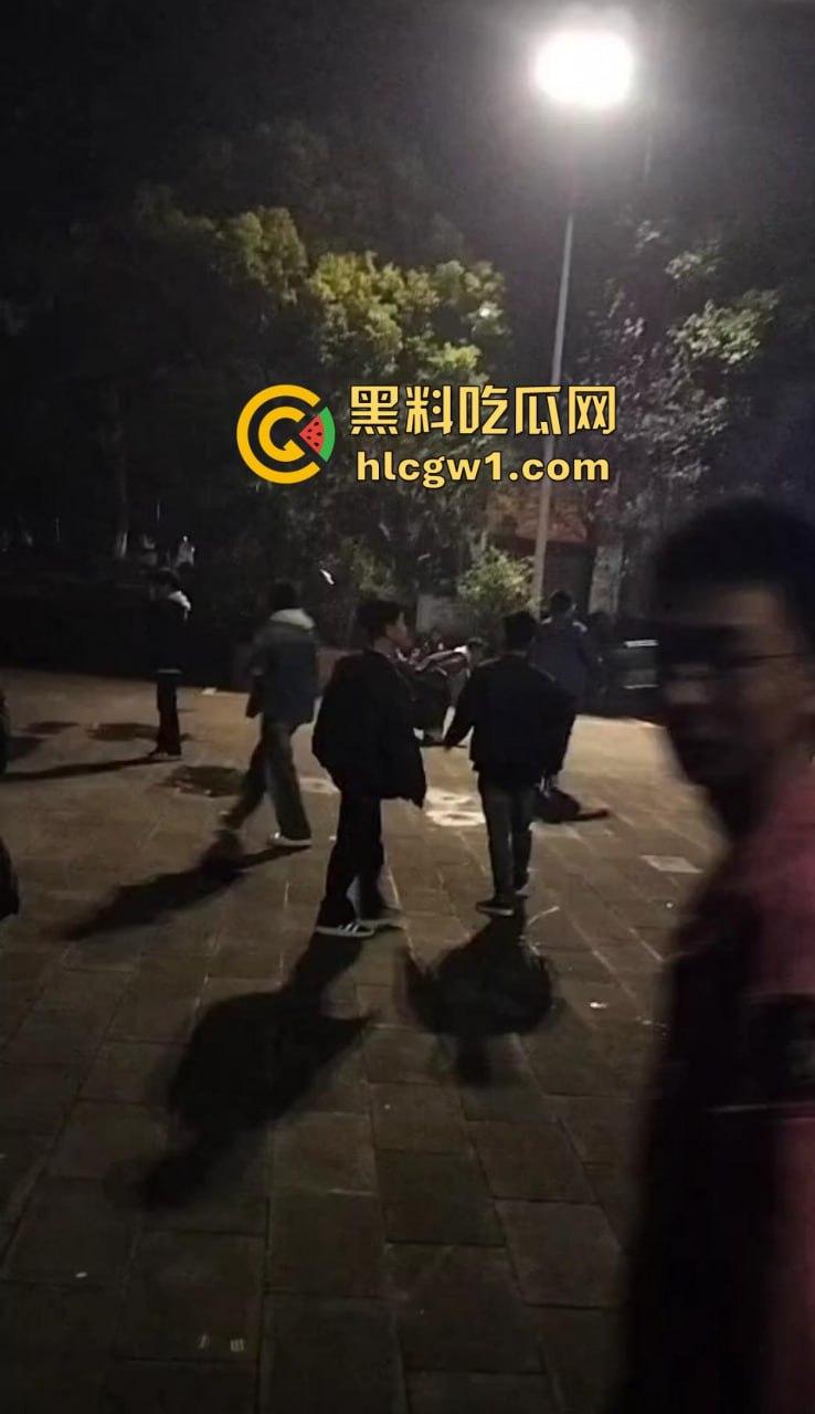 四川自贡富顺县斗殴闹出人命!精神小伙打架打崩,掏刀捅胸鲜血四溅,心肺复苏都白搭!-4