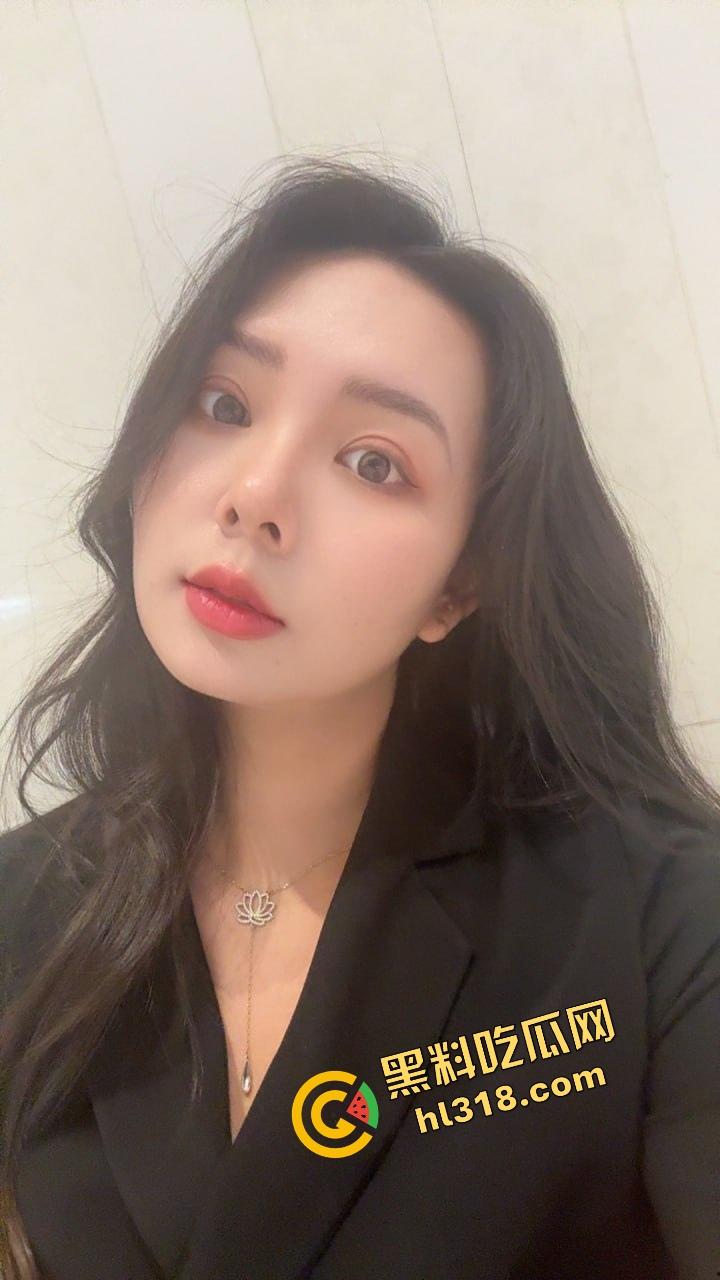 健身房辣妹不只练身材跟举铁,晚上约着私教玩3P车轮大战,被两位大肌霸猛男前后夹攻轮番爆操!-3