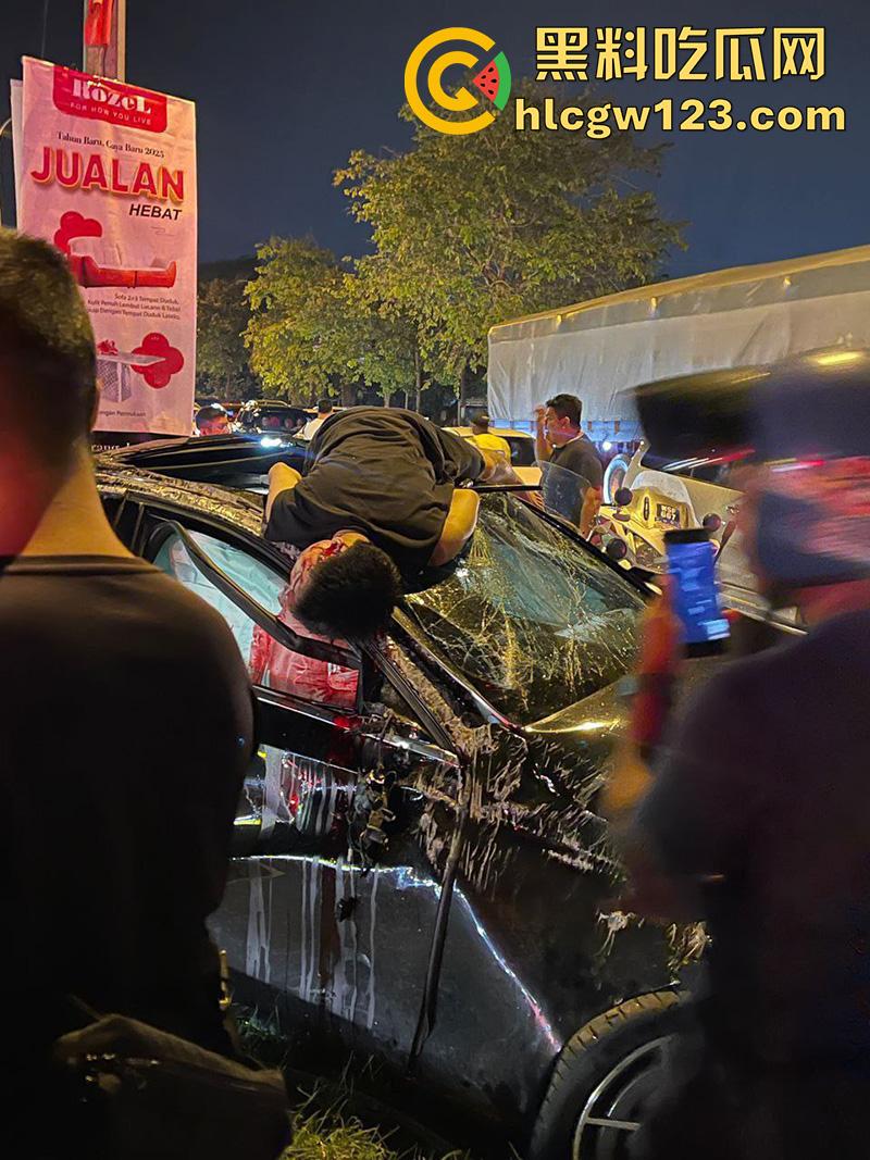 马来西亚血腥车祸现场,华裔驾车相撞导致2死4伤,现场血肉模糊胆小者勿入,现场画面流出!-1