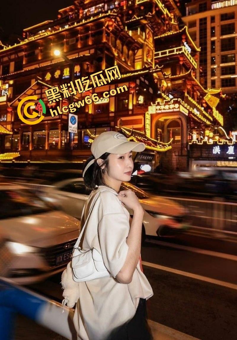 新加坡花店老板娘【Babeyiyi】偷情翻车，良家女干了次黑人就上瘾，嘴含黑屌含到下巴脱臼！-2