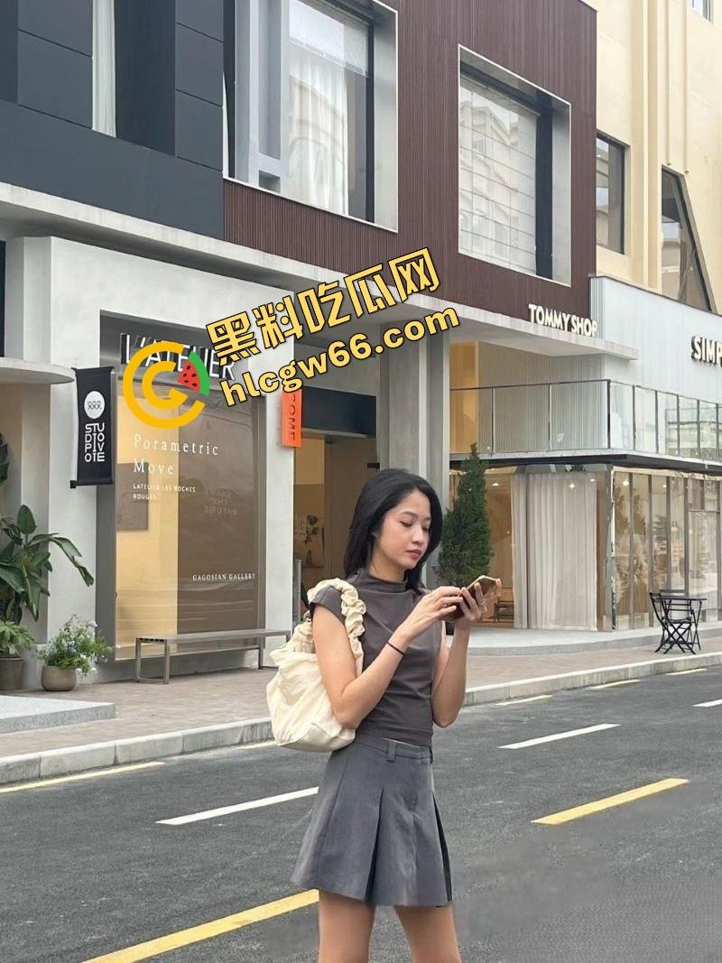 新加坡花店老板娘【Babeyiyi】偷情翻车，良家女干了次黑人就上瘾，嘴含黑屌含到下巴脱臼！-4