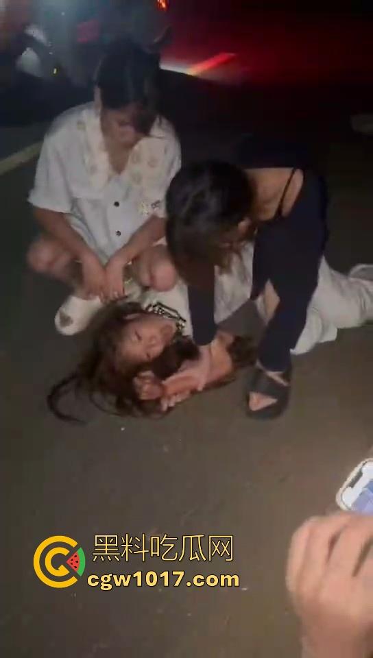 广东精神小妹夜间约架，不料刚下车没多久就被人按在地下，故意找茬呢！狠狠的羞辱，完全不得动弹，这下丢脸丢大了！-5