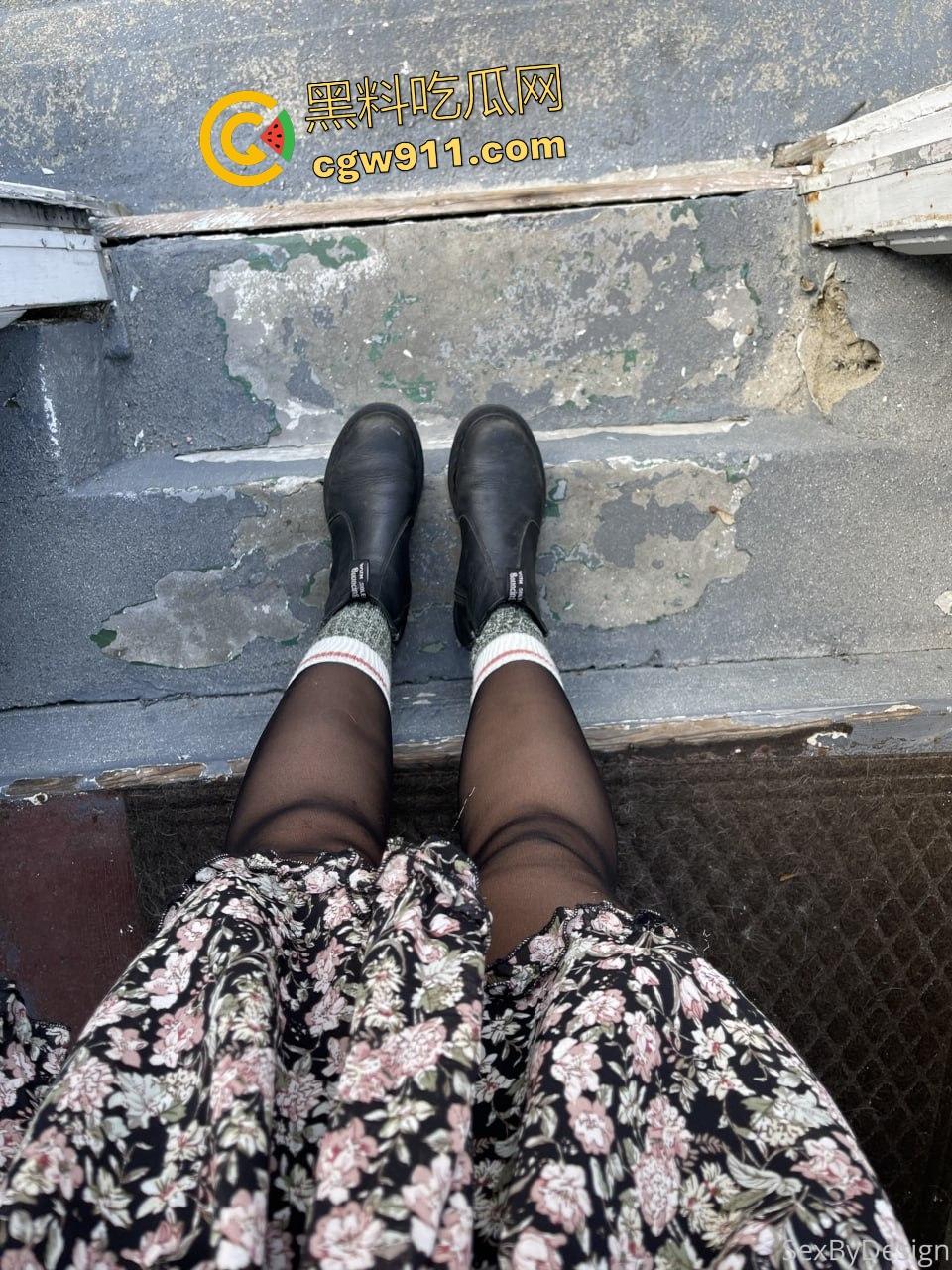 网红【SavvySuxx】提名淫后,家中与哥哥激战无视父母,巨屌颜射满脸白浊,哥哥边看她色情视频边操!-1