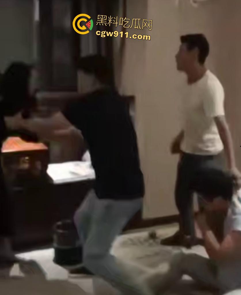 外卖小哥神助攻抓奸名场面!人妻偷情被老公突袭,嘴硬想跑被按住狂扇巴掌,小三被打到满地求饶!-5