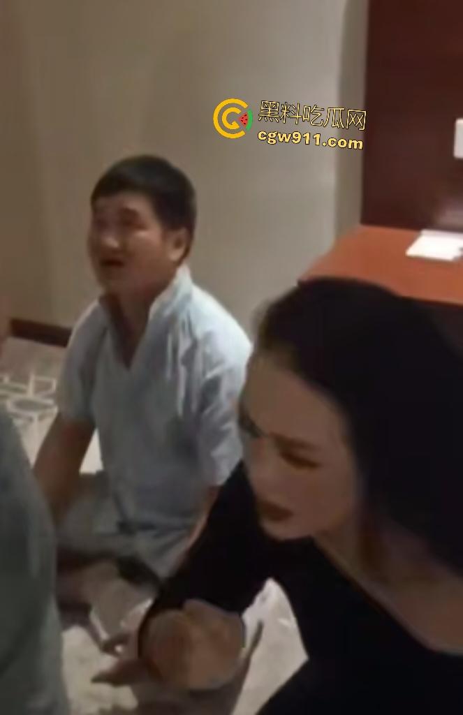 外卖小哥神助攻抓奸名场面!人妻偷情被老公突袭,嘴硬想跑被按住狂扇巴掌,小三被打到满地求饶!-7