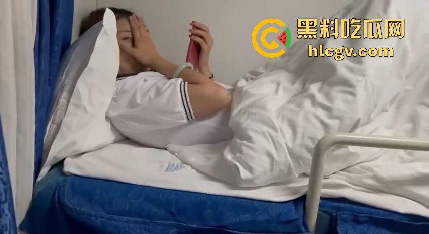 瓜友投稿火车车厢成爱巢!与大三学姐旅途中擦枪走火,触景生情车厢内缠绵难忘,如今只剩回味!-10