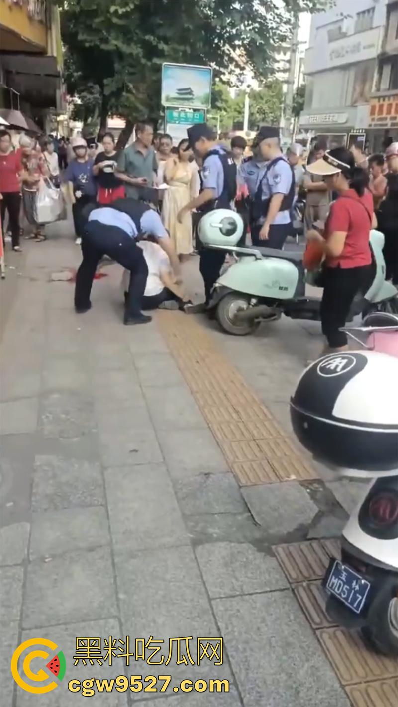 广西容县新北街电信大楼，疑似精神病中年妇女，拿铁锤砸一名小男孩，现场血腥恐怖！-7