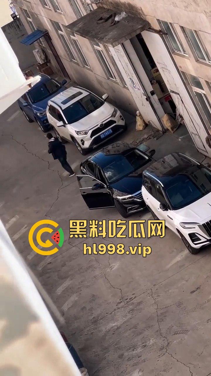 天津丈夫怀疑老婆出轨怒砸车，老婆吓得弃车逃跑！掏出自制手枪开火，枪声堪比沙鹰，建国后还敢造枪！-2
