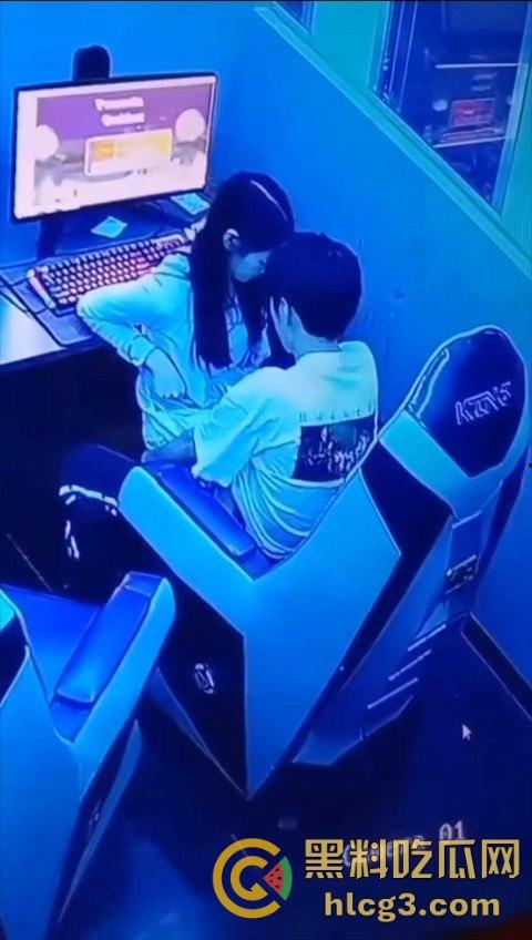 年轻小伙网吧疯狂操B，一边吃鸡一边操B，性欲暴涨，青春就是要这么疯狂！-1