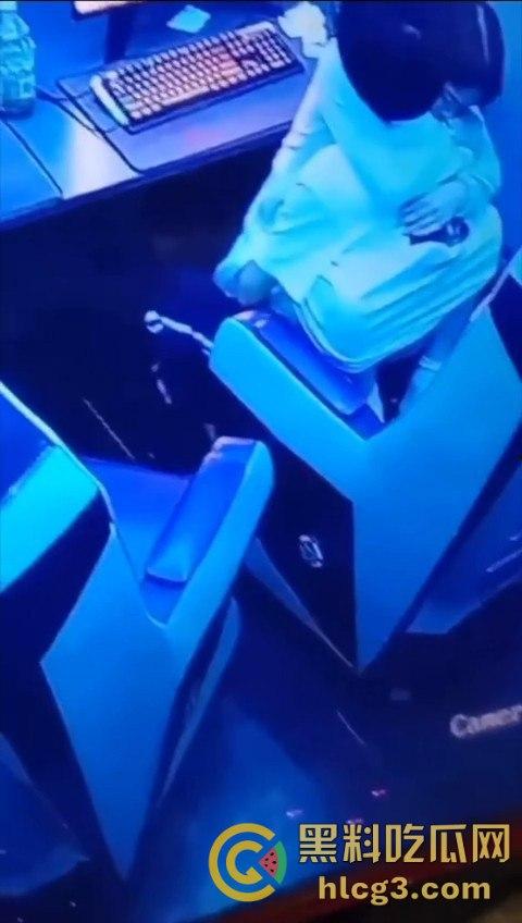 年轻小伙网吧疯狂操B，一边吃鸡一边操B，性欲暴涨，青春就是要这么疯狂！-8