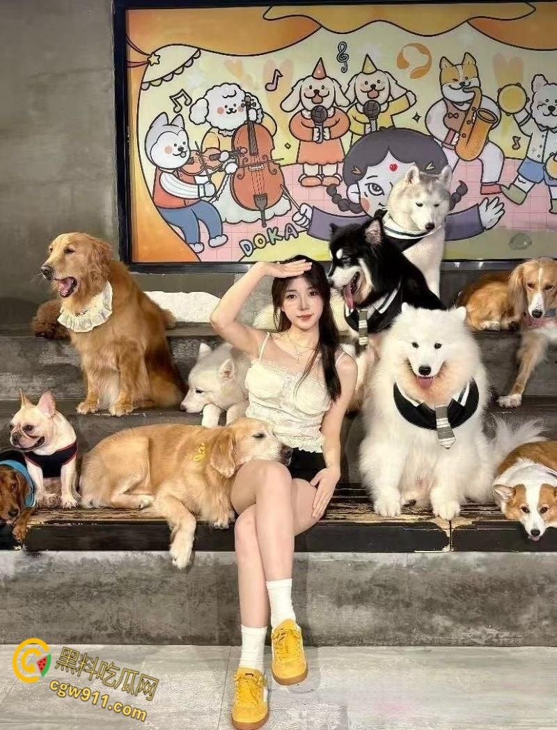 河南理工大学【沈银灯】,私下到处约炮体育生,对镜口交穿着黑丝被狂干,满地射完的避孕套真抗操啊!-4