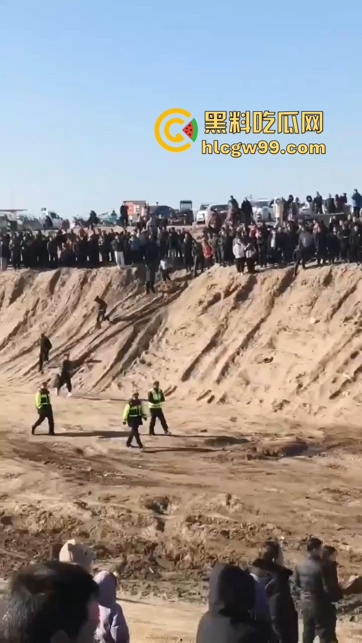 邯郸魏县飙车现场突袭，越野场地赛突遇警察突袭，猛禽油门踩到底，吓得差点侧翻！-11