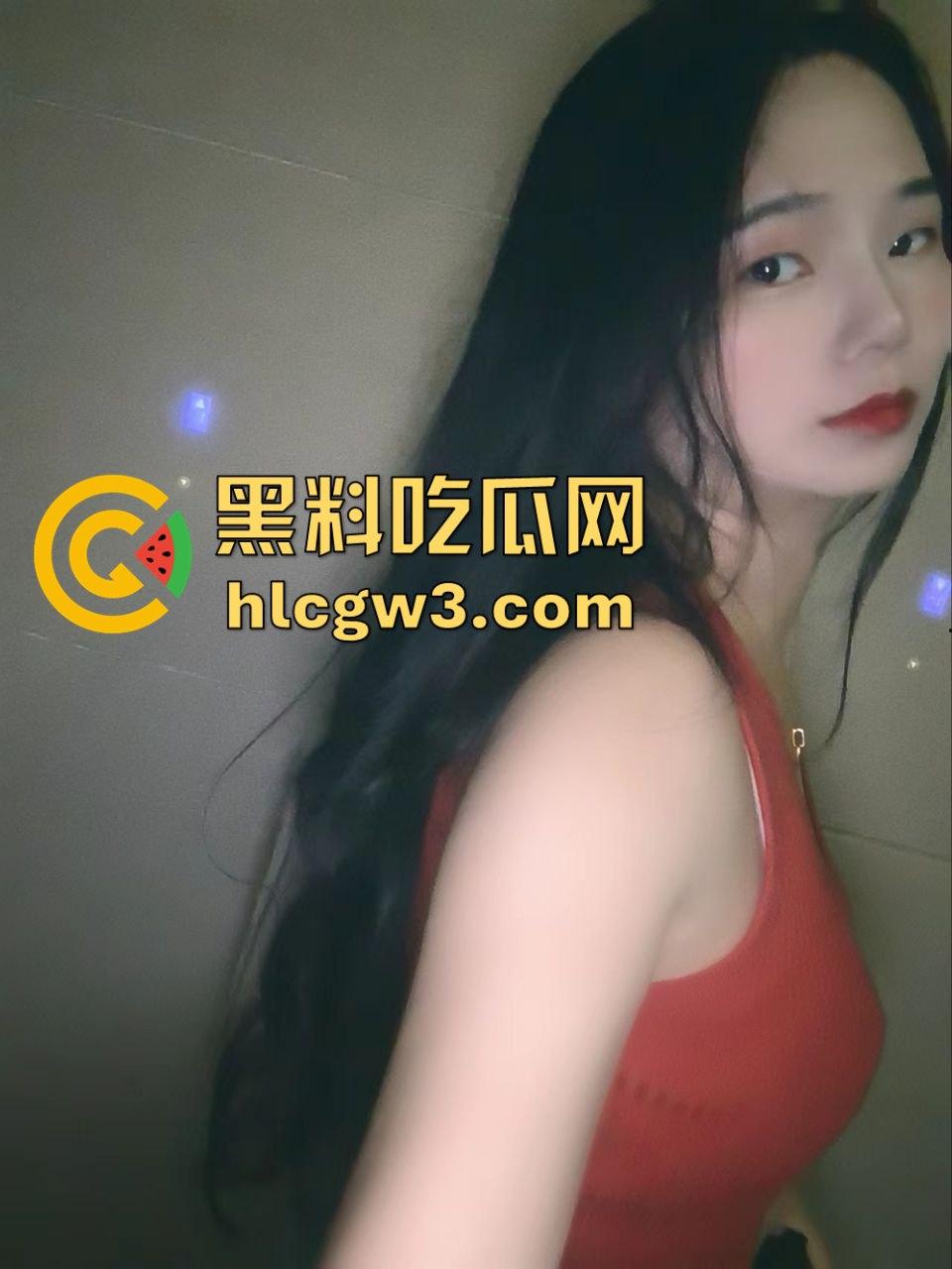 河南老哥舔狗日记活得太憋屈 开早餐店伺候离异少妇 少妇背地里吃鸡开房忙着补口红 还骂他不掏钱不够大方!-9