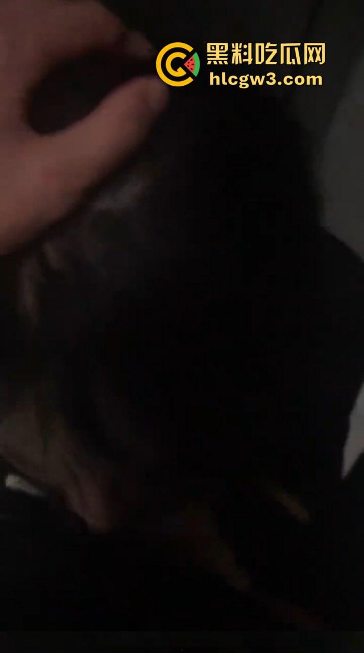 河南老哥舔狗日记活得太憋屈 开早餐店伺候离异少妇 少妇背地里吃鸡开房忙着补口红 还骂他不掏钱不够大方!-10