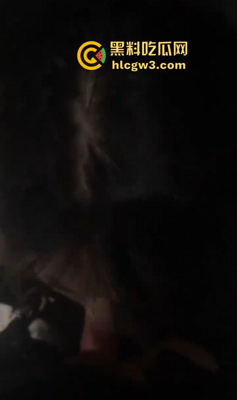 河南老哥舔狗日记活得太憋屈 开早餐店伺候离异少妇 少妇背地里吃鸡开房忙着补口红 还骂他不掏钱不够大方!-14