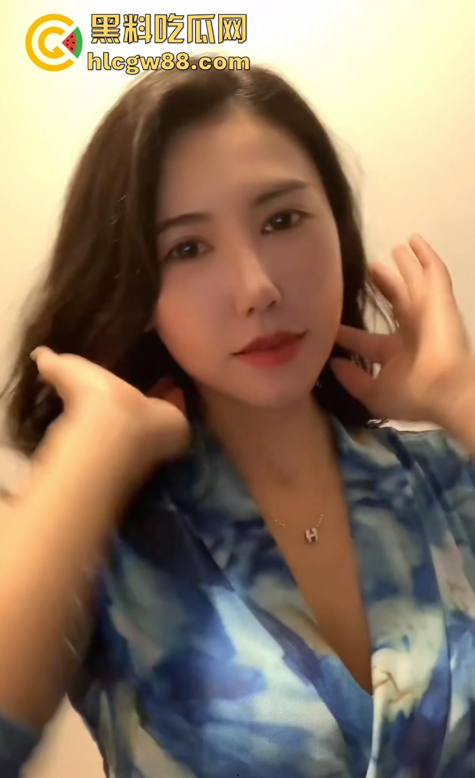 重庆大爷大妈户外河岸边激情野战 大妈俯身口爆 玩的是真花啊 这程度丝毫不输年轻人！-2