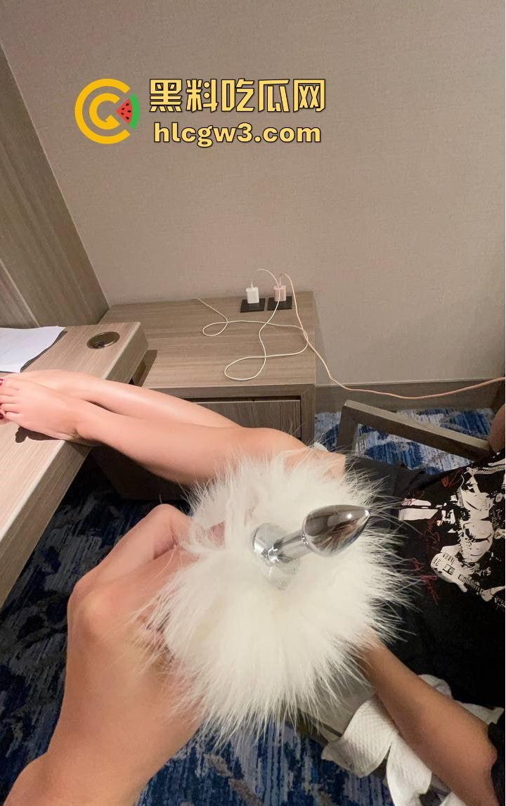 杭州骚逼夫妻『小肥羊不是羊炸』翻天 绿帽老公亲手推妻送操 蒙眼换人3P轮流爆 一家人就是要整整齐齐！-26