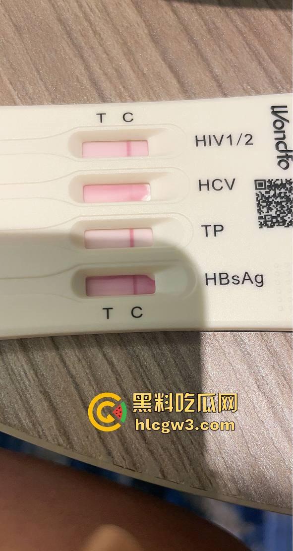 杭州骚逼夫妻『小肥羊不是羊炸』翻天 绿帽老公亲手推妻送操 蒙眼换人3P轮流爆 一家人就是要整整齐齐！-27