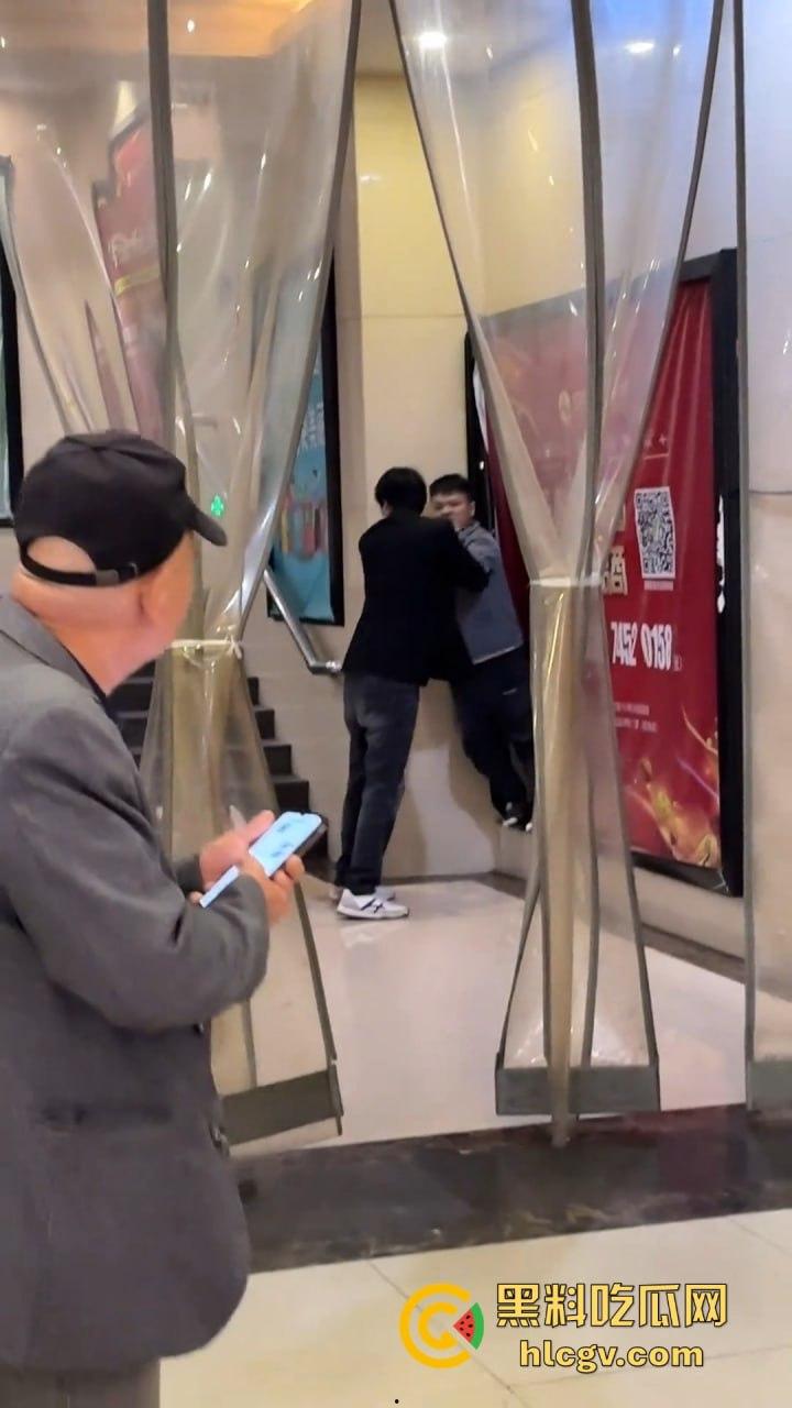 湖南怀化硬核抢女朋友！打赢了配偶权就归你，高矮搭配也能整出喜剧效果！-3