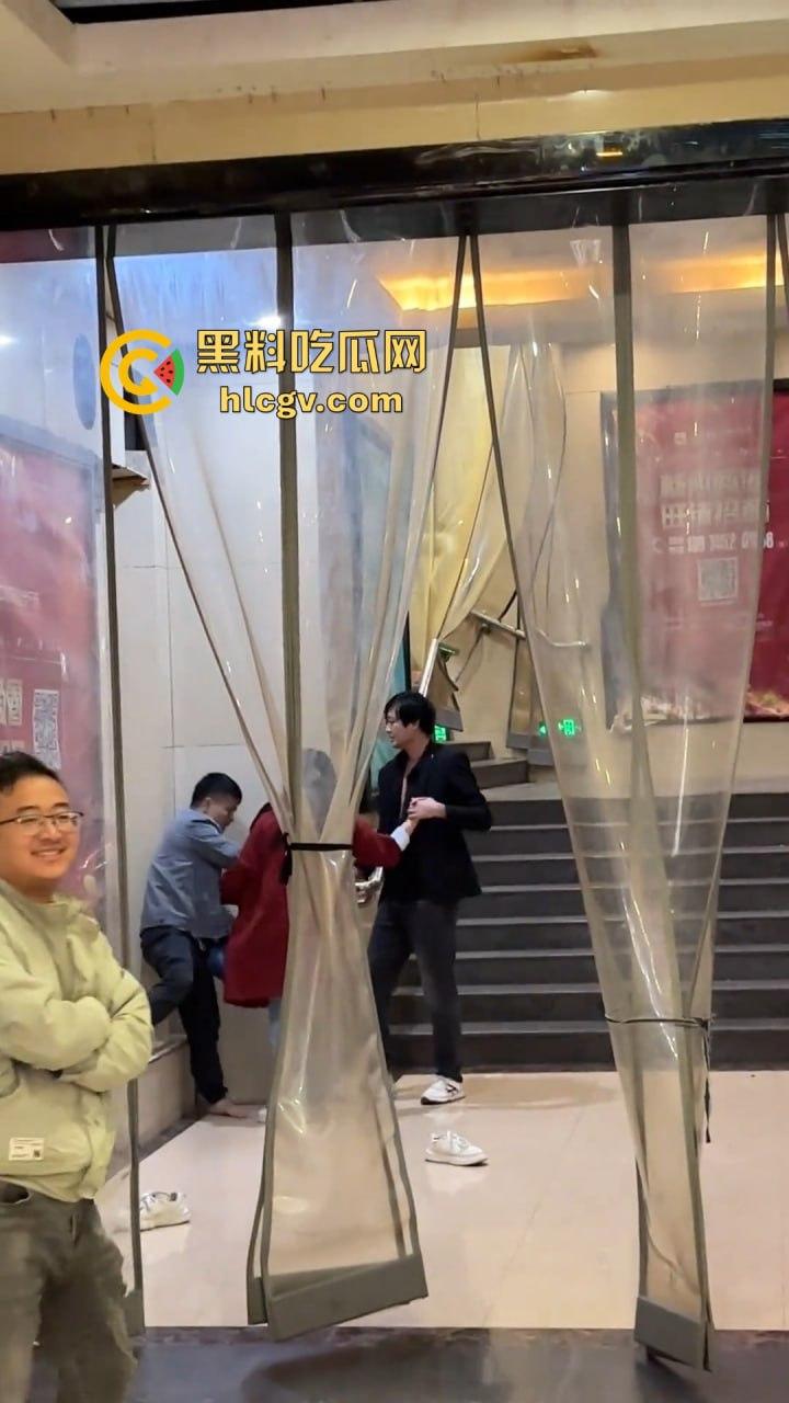 湖南怀化硬核抢女朋友！打赢了配偶权就归你，高矮搭配也能整出喜剧效果！-5