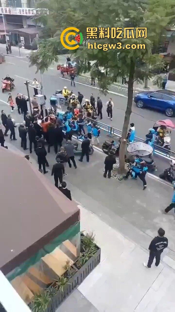 成都外卖员和物业管理打架！天府新区隆祥街上演激烈冲突，拳脚相加上演街头大乱斗！-9