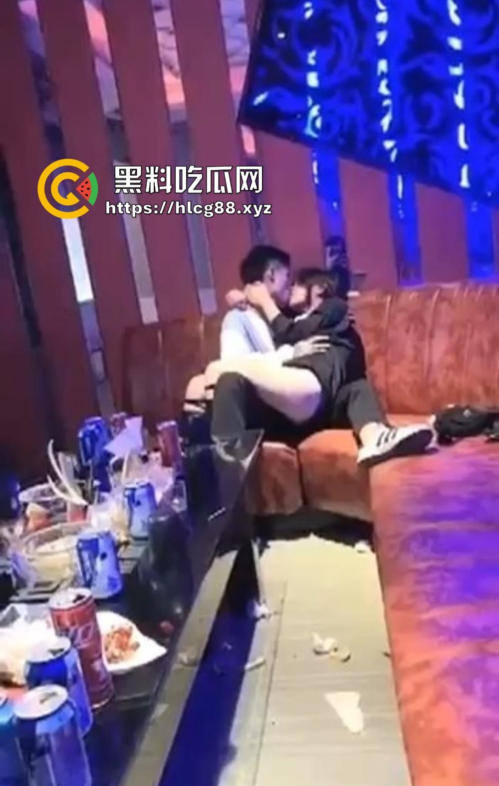 KTV带骚妹喝醉当众啃嘴勾鸡巴硬炸，酒后疯婊厕所抢精狂干，把兄弟看得裤子差点撑爆！-1