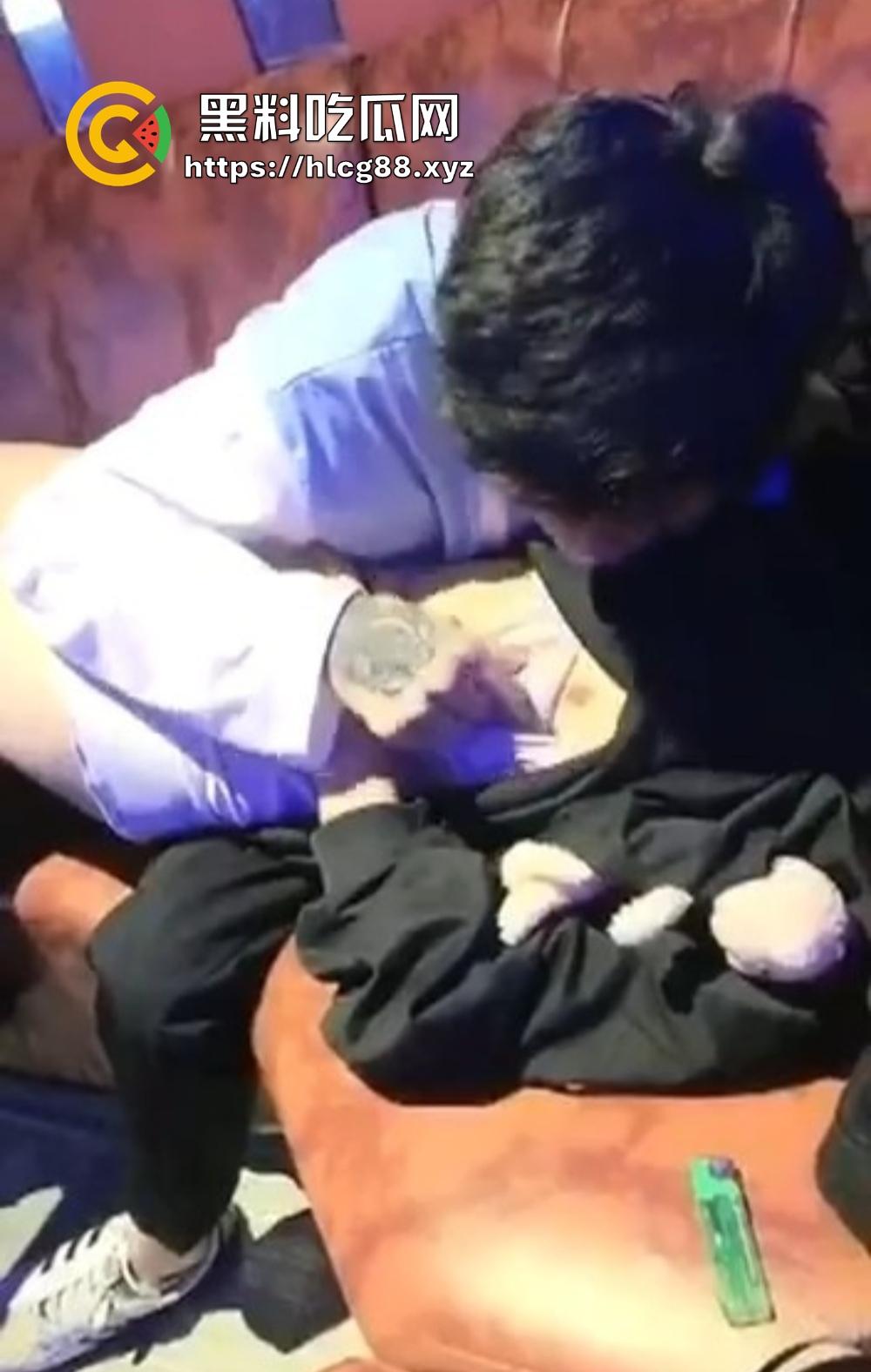 KTV带骚妹喝醉当众啃嘴勾鸡巴硬炸，酒后疯婊厕所抢精狂干，把兄弟看得裤子差点撑爆！-7